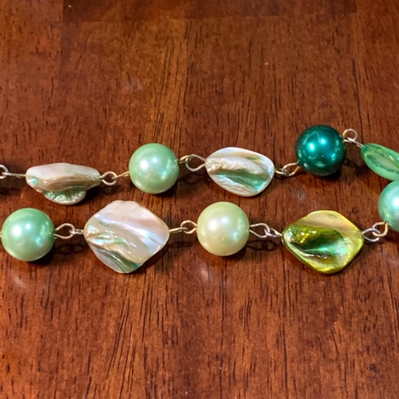 Vintage Green abalone shell necklace with intermittent pearlized looking beads. - Picture 3 of 6